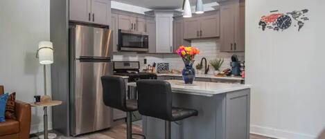 Een koelkast, een magnetron, een kookplaat, een vaatwasser