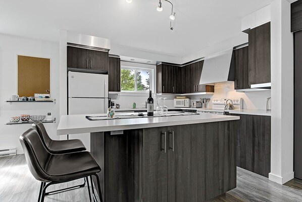 Een koelkast, een microgolfoven, een oven, een kookplaat