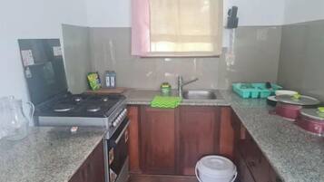 Geladeira, micro-ondas, cooktop, chaleira elétrica