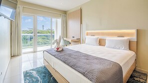 ميني بار ومكتب ومساحة عمل للكمبيوتر المحمول ومكواة/لوح كي