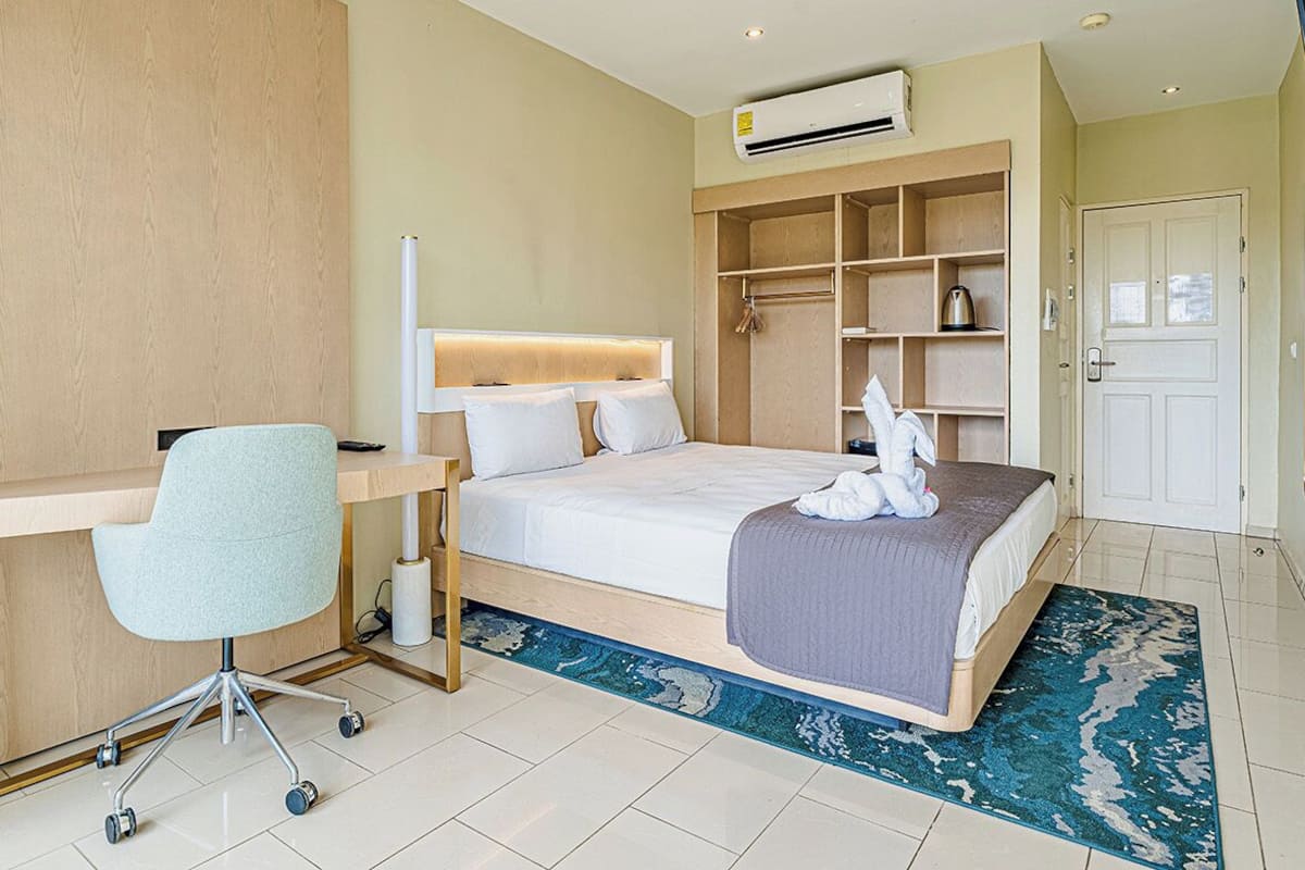 Kamar Standar | Minibar, meja kerja, ruang kerja ramah laptop, dan setrika/meja setrika