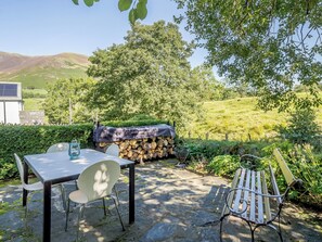 Outdoor dining - Located in a rural location within easy reach of Threlkeld and Keswick. (Threlkeld, near Keswick)