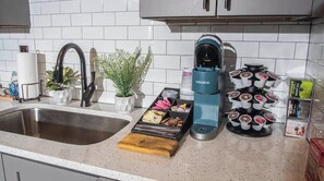 Réfrigérateur, micro-ondes, plaque de cuisson, lave-vaisselle
