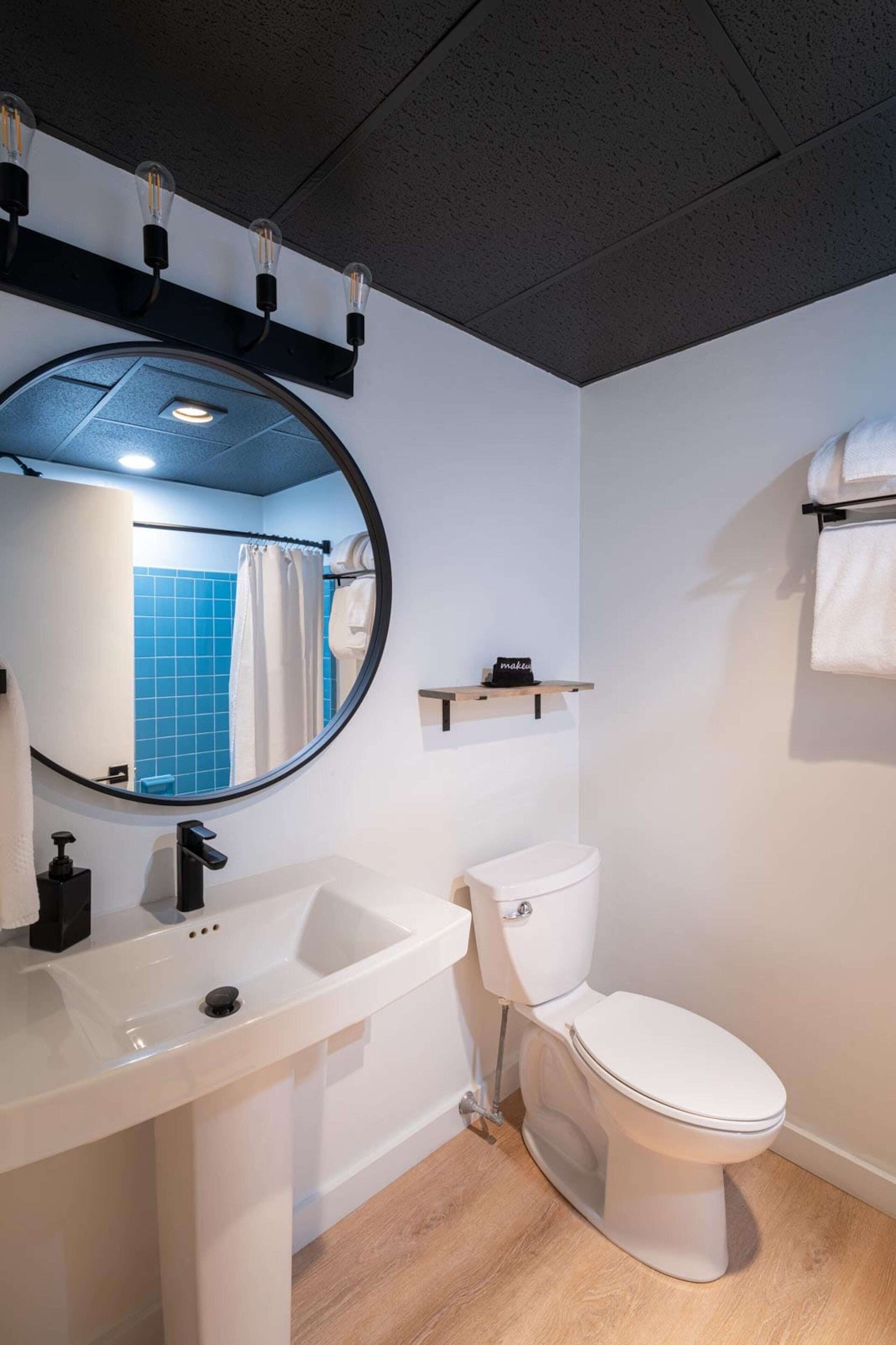 separate bathtub and shower, hair dryer, towels