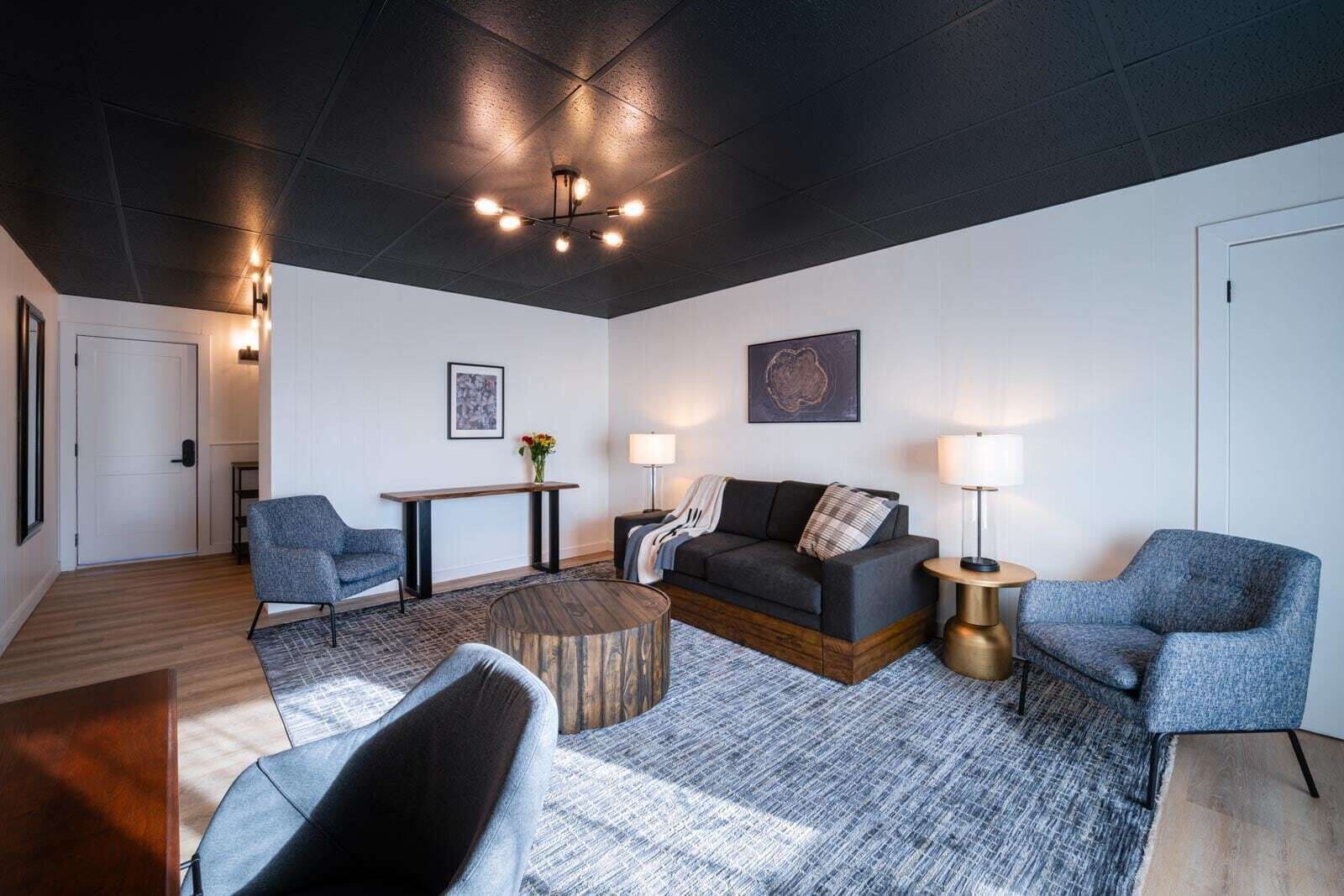 deluxe studio suite | living area | 32-inch flat-screen tv with cable channels, tv