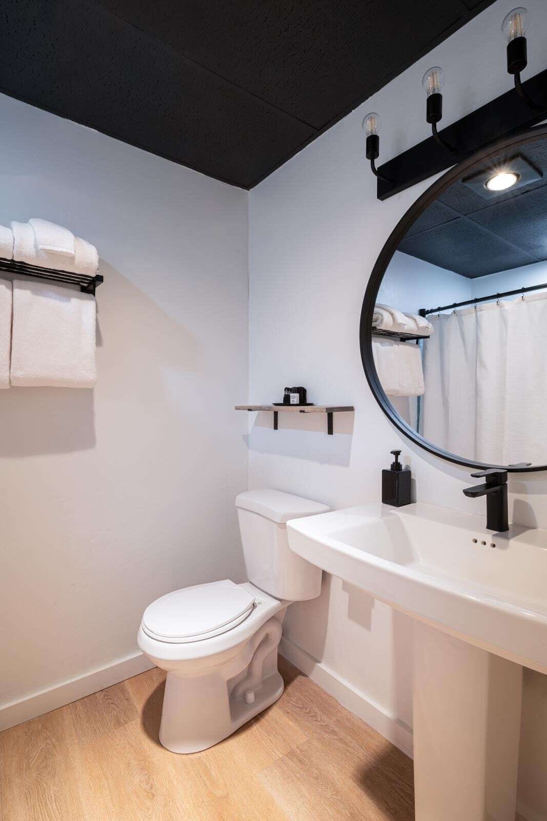 comfort double room | bathroom | separate bathtub and shower, hair dryer, towels