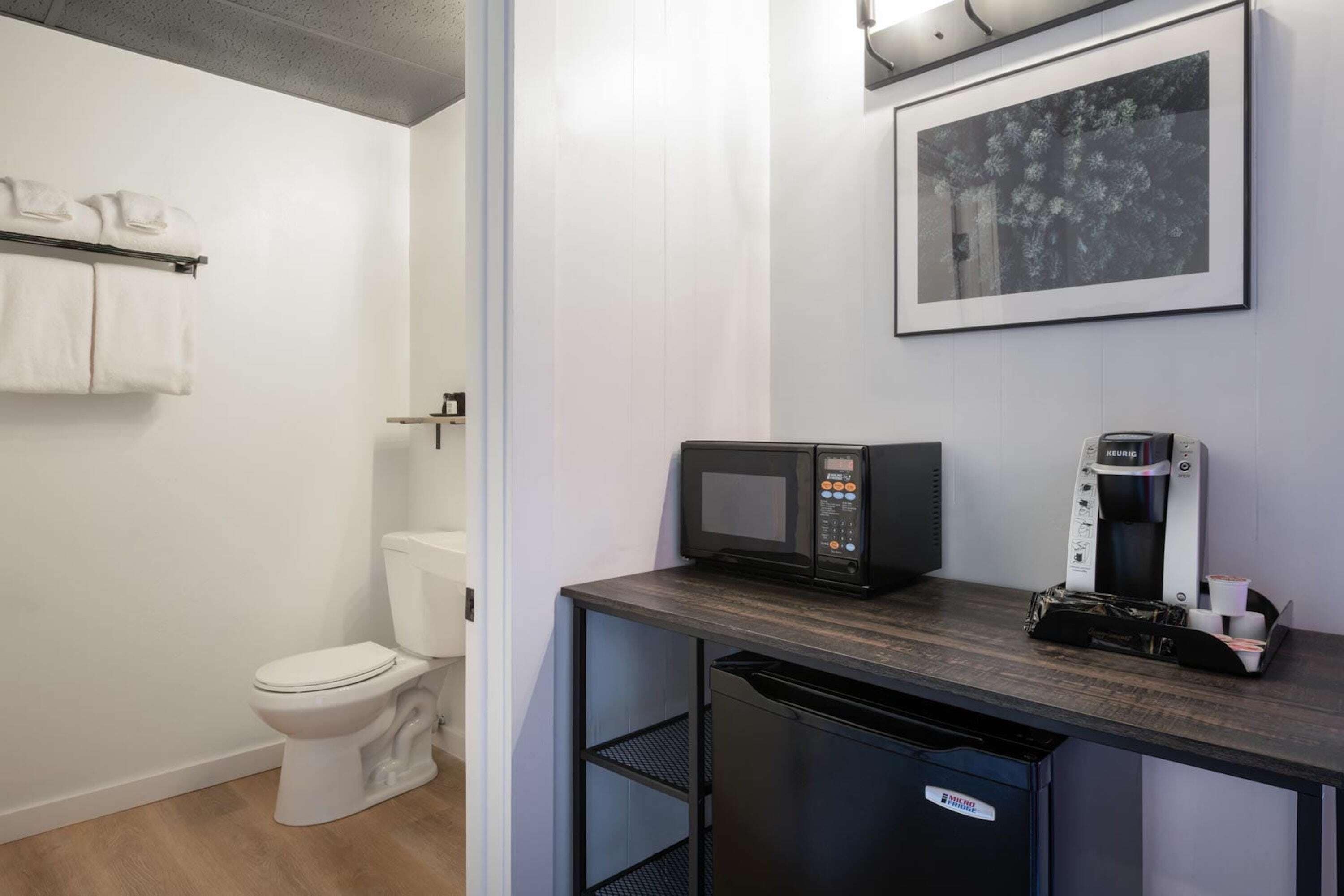 separate bathtub and shower, hair dryer, towels