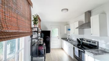 Fridge, microwave, oven, coffee/tea maker