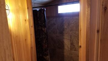 Ensemble douche/baignoire, serviettes fournies
