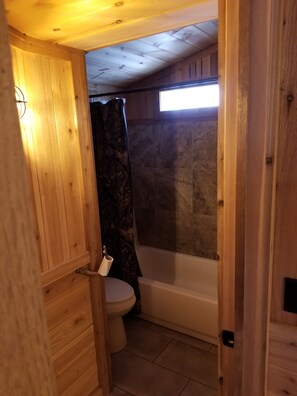 Combined shower/tub, towels