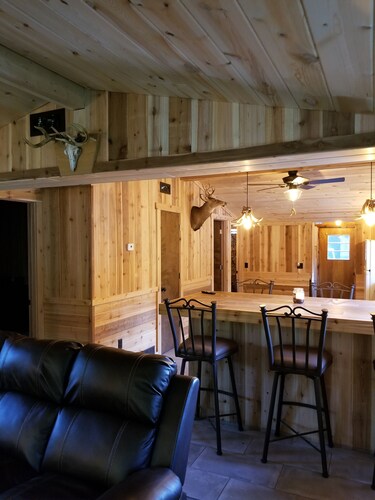 Walhalla Cabin w/hot tub located between Ludington and Baldwin near PM River. 