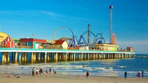 Sun loungers, beach towels - Heated Cowboy Pool and Step Free Beach Retreat (Galveston)