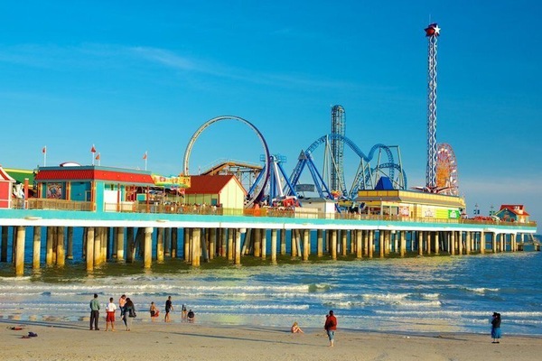Beach nearby, sun-loungers, beach towels