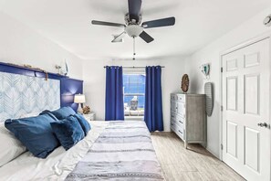 4 bedrooms, blackout curtains, iron/ironing board, free WiFi - Step Free Beach Retreat With Cowboy Pool and Pack N Play (Galveston)
