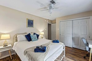 4 bedrooms, blackout drapes, iron/ironing board, free WiFi - Heated Cowboy Pool and Step Free Beach Retreat (Galveston)