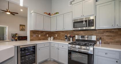 Pepe's Place - Newer Home w/heated Spa Pool, close to Galveston Island & Houston