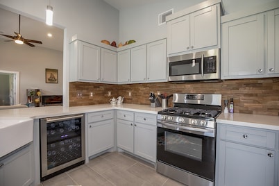 Pepe's Place - Newer Home w/heated Spa Pool, close to Galveston Island & Houston