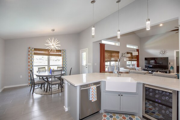 Dining - Pepe's Place - Newer Home w/heated Spa Pool, close to Galveston Island & Houston (Dickinson)