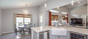 Pepe's Place - Newer Home w/heated Spa Pool, close to Galveston Island & Houston