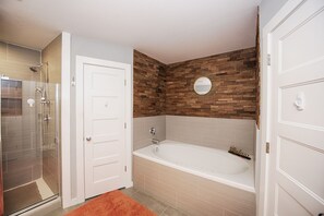 Combined shower/tub, jetted tub, hair dryer, towels - Pepe's Place - Newer Home w/heated Spa Pool, close to Galveston Island & Houston (Dickinson)