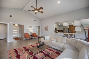 Smart TV, fireplace, stereo - Pepe's Place - Newer Home w/heated Spa Pool, close to Galveston Island & Houston (Dickinson)