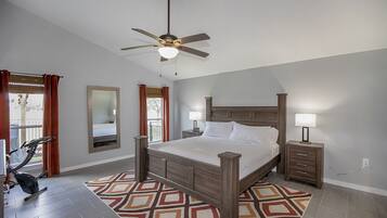 3 habitaciones, escritorio y tabla de planchar con plancha