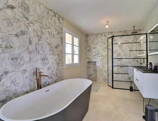 Combined shower/tub, hair dryer, towels, soap