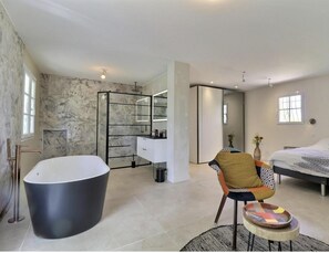 4 bedrooms, desk, iron/ironing board, free WiFi