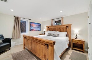 4 chambres, bureau, fer et planche à repasser, lit de bébé portatif