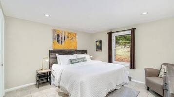 4 bedrooms, desk, iron/ironing board, travel crib