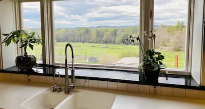 Sprawling Updated Farmhouse w/ huge backyard & firepit 5âïž