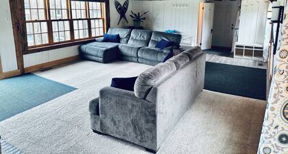 Sprawling Updated Farmhouse w/ huge backyard & firepit 5⭐️