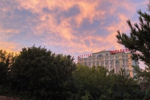 Un hôtel de style architectural classique, avec plusieurs étages et une entrée imposante.