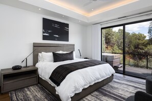 4 bedrooms, desk, iron/ironing board, free WiFi