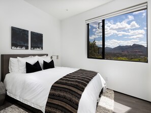 4 slaapkamers, een bureau, een strijkplank/strijkijzer, gratis wifi