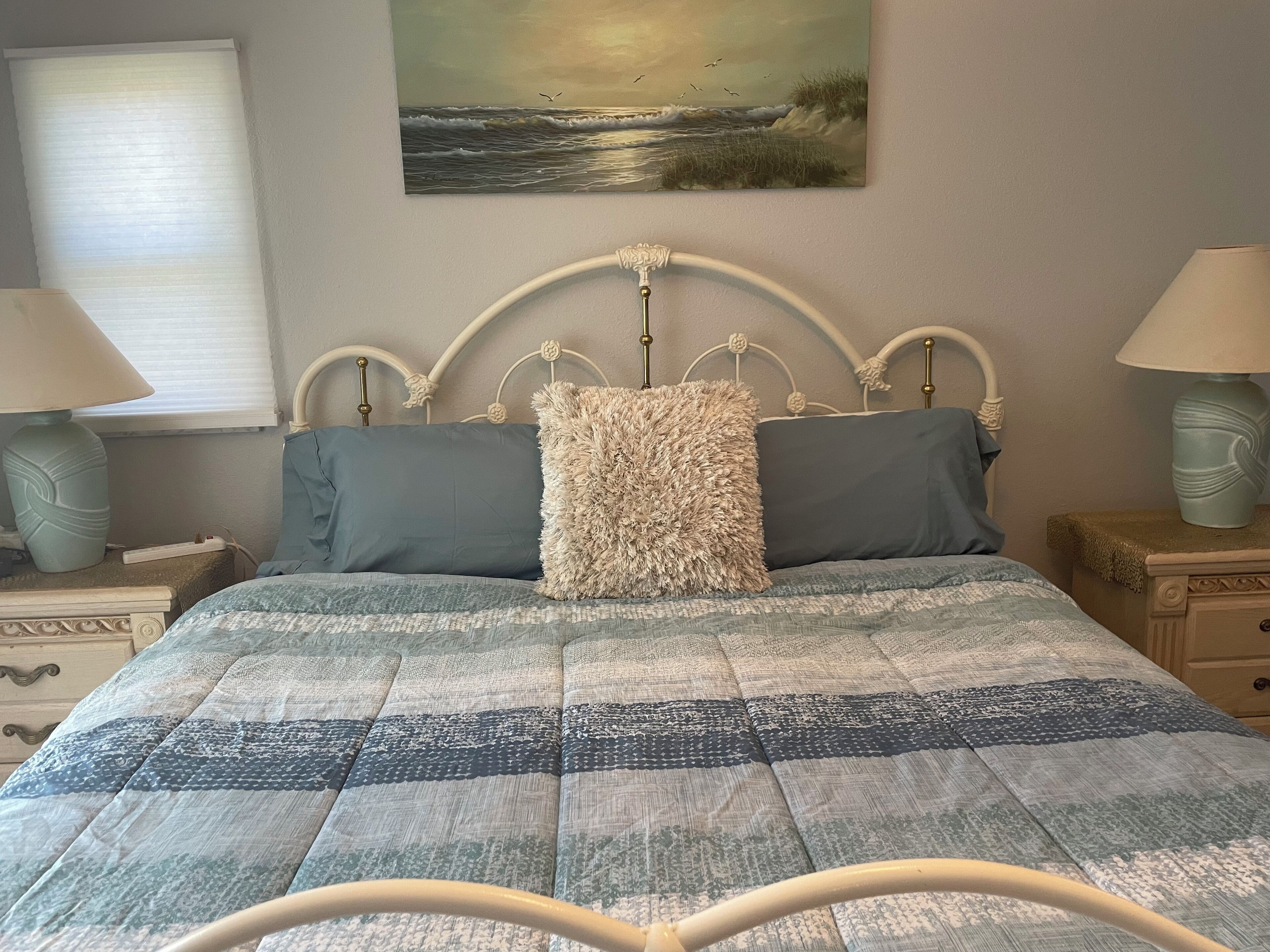 2 slaapkamers, een bureau, een strijkplank/strijkijzer, reisbedje