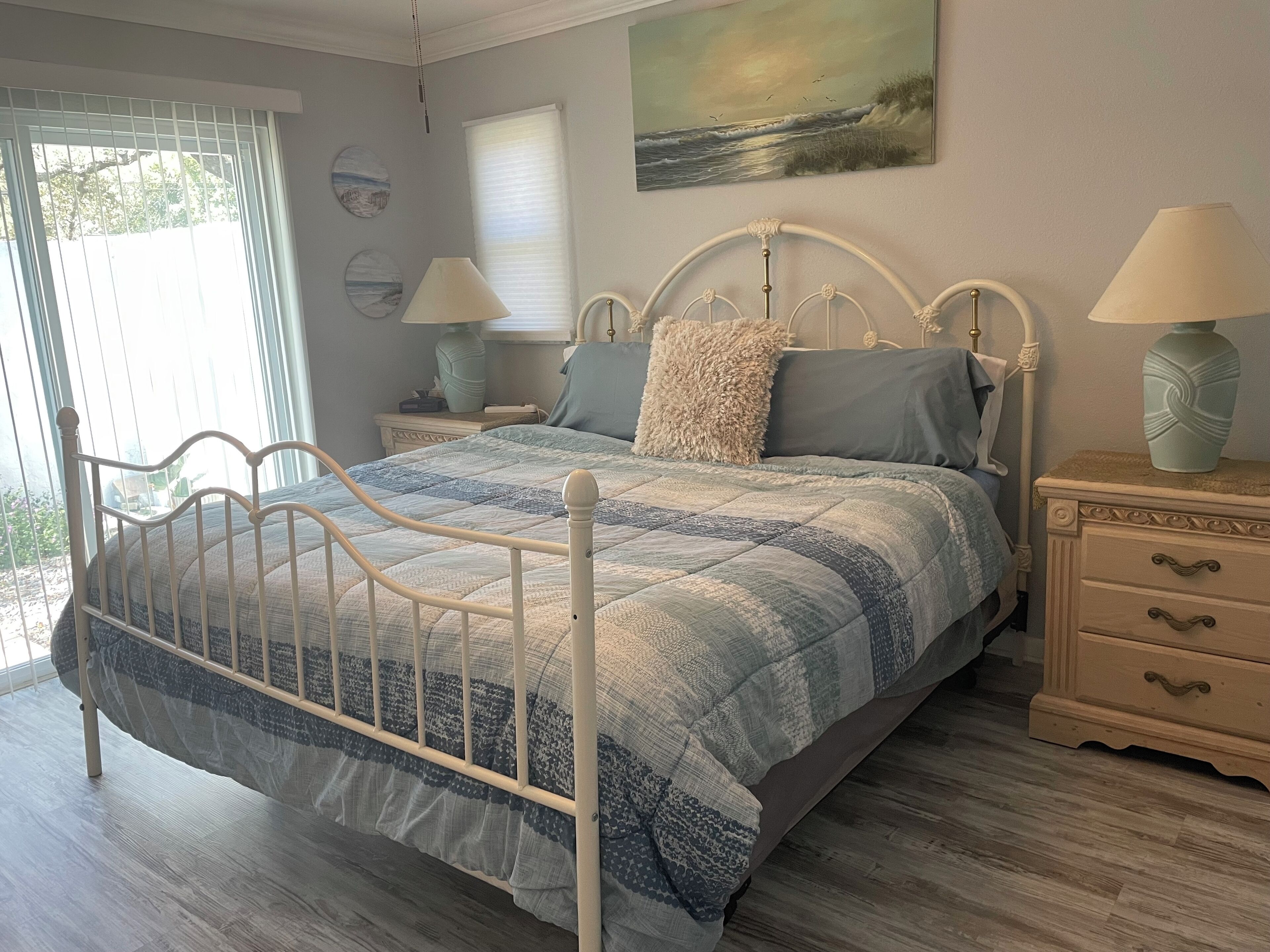 2 habitaciones, escritorio y tabla de planchar con plancha 