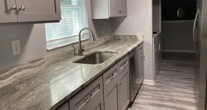 Warm and cozy home in quiet neighborhood!! LLC