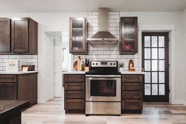 Kühlschrank, Mikrowelle, Ofen, Herdplatte