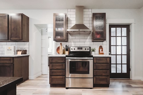 Family & dog friendly; 5 min walk to beach, bars, downtown, restaurants and park