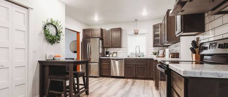 Réfrigérateur, micro-ondes, four, plaque de cuisson