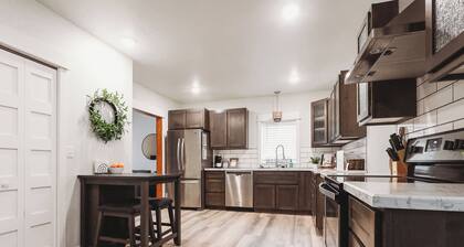Family & dog friendly; 5 min walk to beach, bars, downtown, restaurants and park