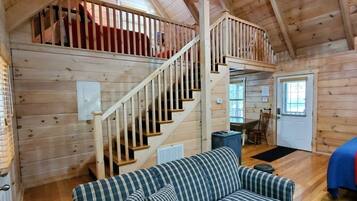 Een televisie, een open haard en een dvd-speler