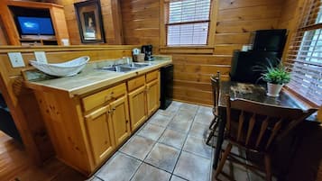 Refrigerador, microondas, cafetera y tetera y tostadora