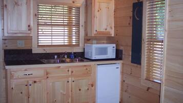 Een koelkast, een magnetron, een koffiezetapparaat/waterkoker