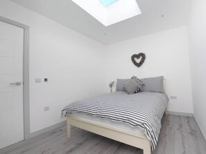 5 bedrooms, free WiFi, bed sheets