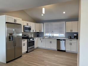 ثلاجة، ميكروويف، فرن، موقد طهي مسطح