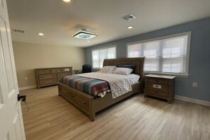 4 عدّة غرف نوم ومكتب وواي فاي مجانًا