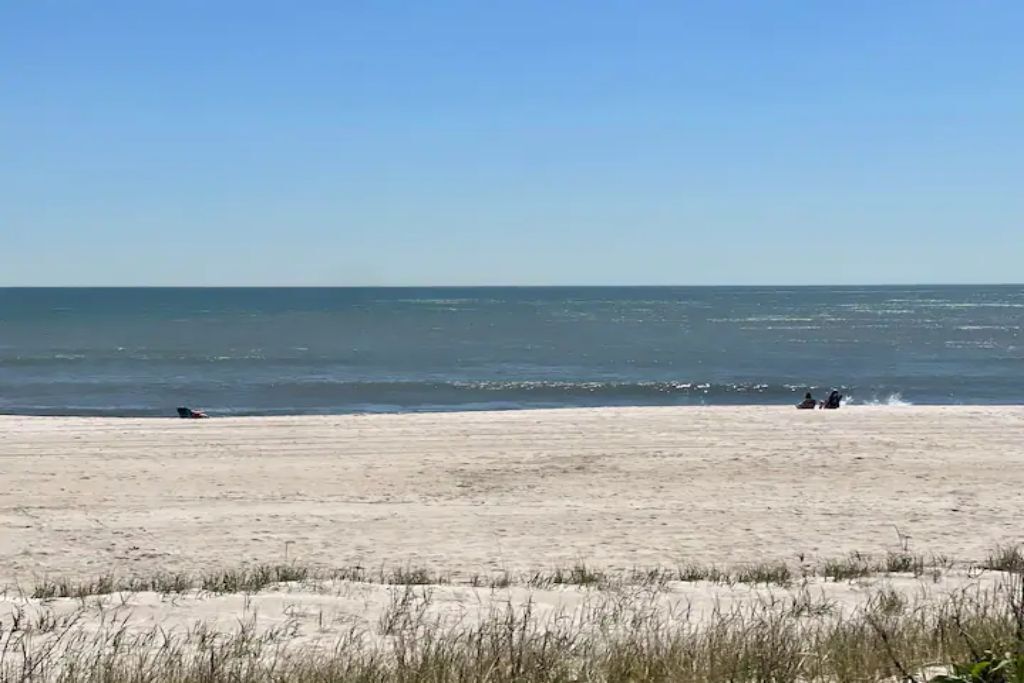 Una playa con arena y océano.