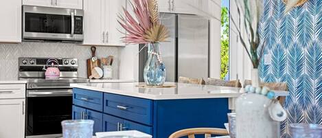 ثلاجة، ميكروويف، فرن، موقد طهي مسطح